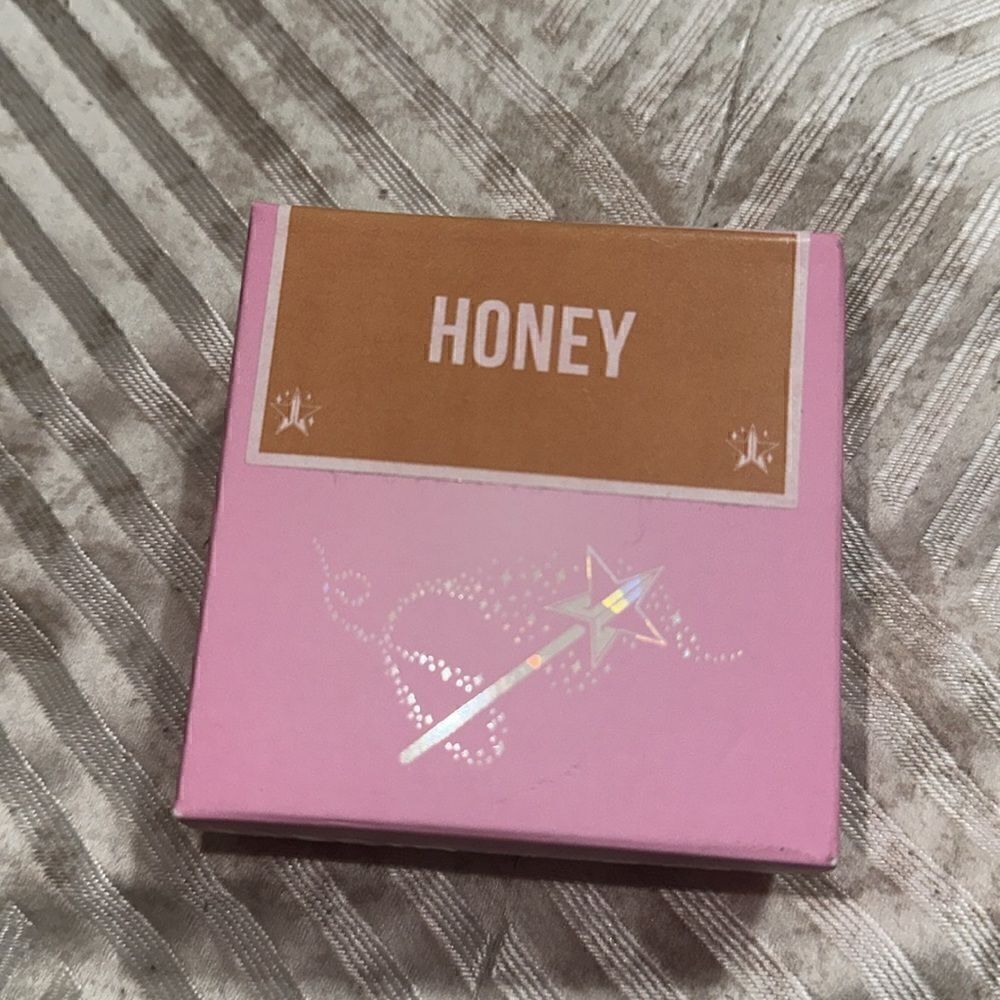 Jeffree Star Cosmetics Magic Star Luminous Setting Powder in honey